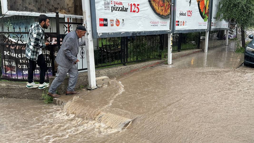 Erzurum'u sağanak vurdu! Evleri su bastı araçlar yolda mahsur kaldı 7